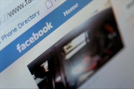 Cảnh sát Anh điều tra vụ việc bắt nạt hội đồng các em học sinh qua Facebook