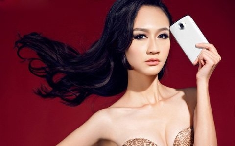 Bỏng mắt với siêu mẫu khoe vòng 1 cùng smartphone