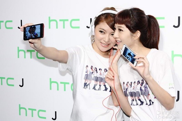 Người mẫu thời trang, cá tính cùng smartphone HTC J