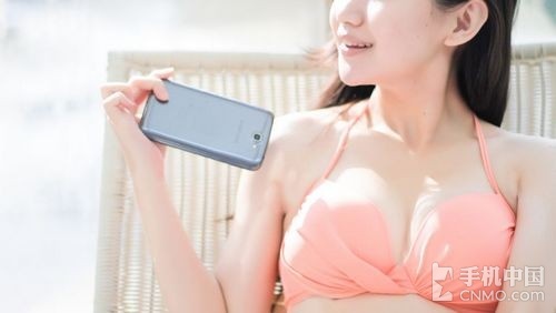 Galaxy Note II lạnh lùng bên người đẹp bikini gợi cảm