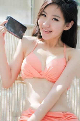 Galaxy Note II lạnh lùng bên người đẹp bikini gợi cảm