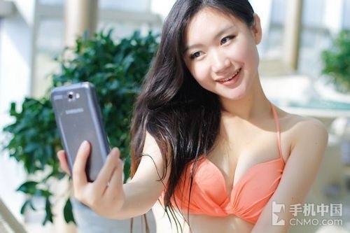 Galaxy Note II lạnh lùng bên người đẹp bikini gợi cảm