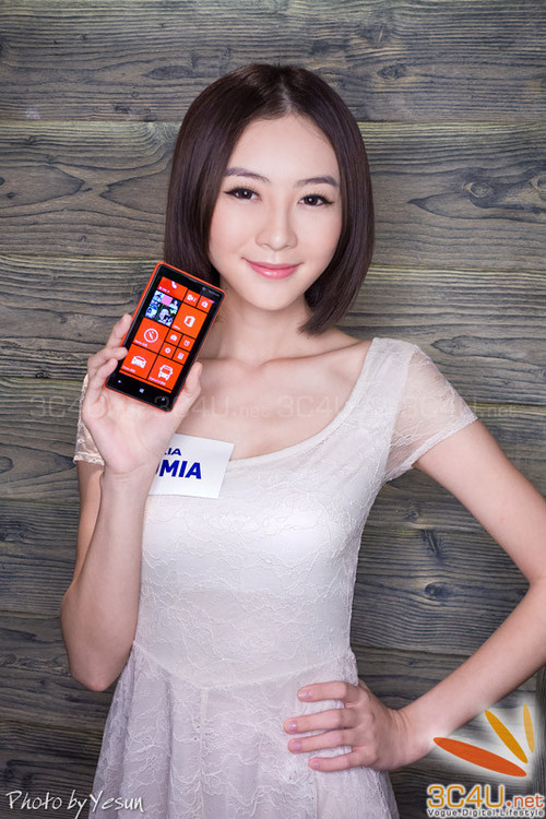 Gái xinh dễ thương bên smartphone Nokia Lumia 920