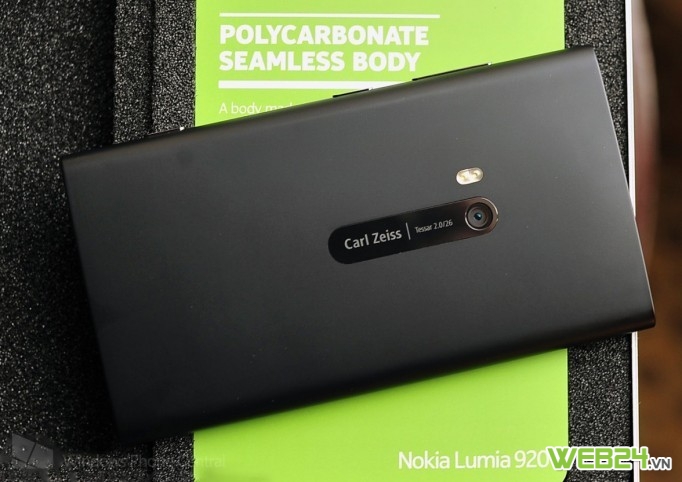 Lumia 928 thân nhôm sẽ bán vào tháng Tư